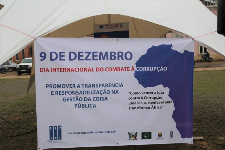 A Convenção das Nações Unidas contra a Corrupção, adotada em 2003, existe como o único instrumento universal de combate à corrupção, juridicamente vinculativo.